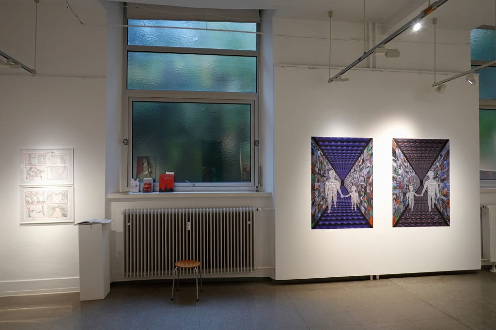 Galerieraum mit großem Fenster und Heizkörper: Rechts hängen zwei farbintensive, perspektivische Bildarbeiten nebeneinander; links stehen kleinere Zeichnungen auf einem Podest, davor ein Hocker.