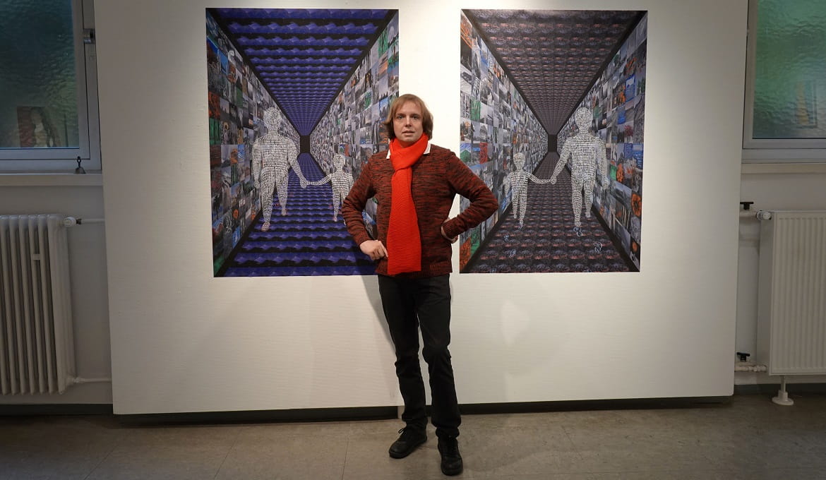 Person steht in einer Galerie zwischen zwei großformatigen, perspektivisch gestalteten Bildarbeiten, die tunnelartige Räume aus vielen Fotografien zeigen; darin sind stilisierte Figuren zu sehen, die ein Kind an der Hand halten.